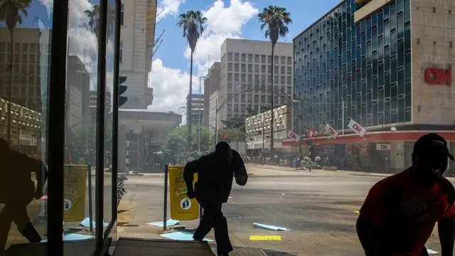 Manifestantes corren en Zimbabue
