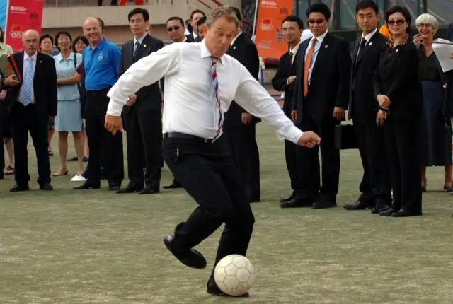 2005年,訪問北京的英國首相布萊爾踢球。
