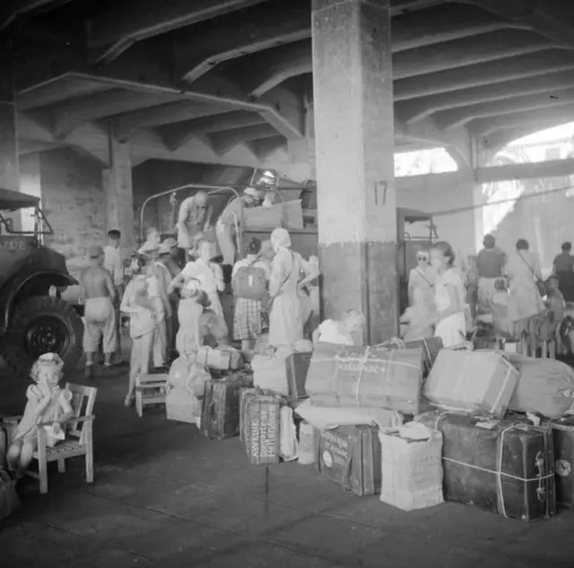 Warga Belanda bersiap meninggalkan Indonesia melalui Pelabuhan Tanjung Prion untuk kembali ke negaranya - tanpa keterangan tahun.