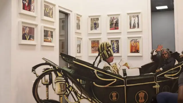 அப்துல் கலாம் வாழ்வில் நடைபெற்ற முக்கிய நிகழ்வுகளை மீண்டும் அசைபோடும் விதமாக 700க்கும் மேற்பட்ட அரிய புகைப்படங்கள் இந்த மணிமண்டபத்தில் அமைந்துள்ளன.