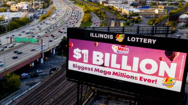 রাস্তার পাশে লটারির বিজ্ঞাপন