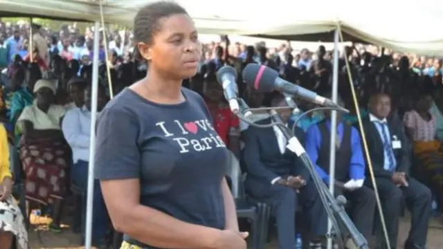 Woman wey be vampire victim.