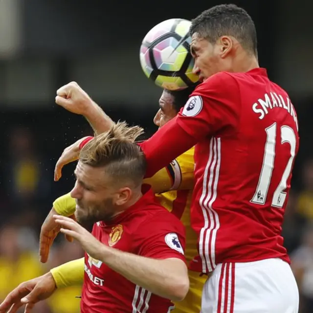 Luke Shaw dan Chris Smalling dalam pertandingan melwan Watford yang berakhir dengan kekalahan.