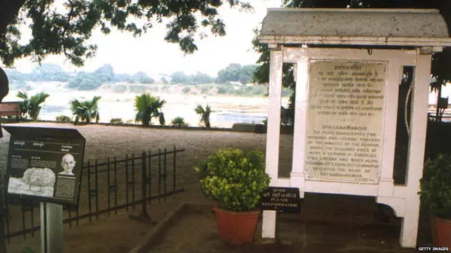 ગાંધી આશ્રમ એ કોચરબ આશ્રમ તથા ગૂજરાત વિદ્યાપીઠ સાથે ગાંધીજીનું સ્મૃતિસ્થળ