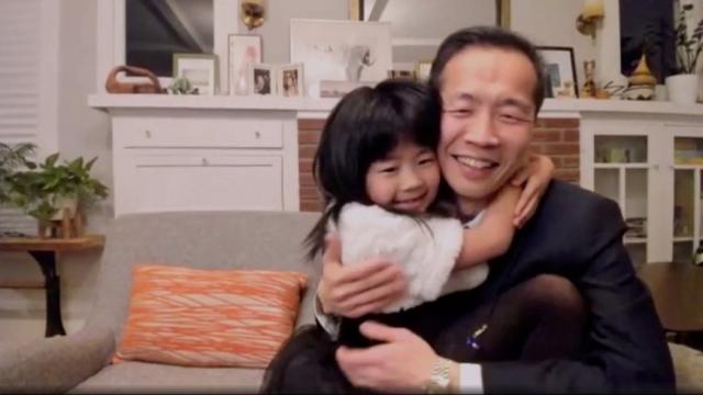 Lee Isaac Chung junto a su hija.