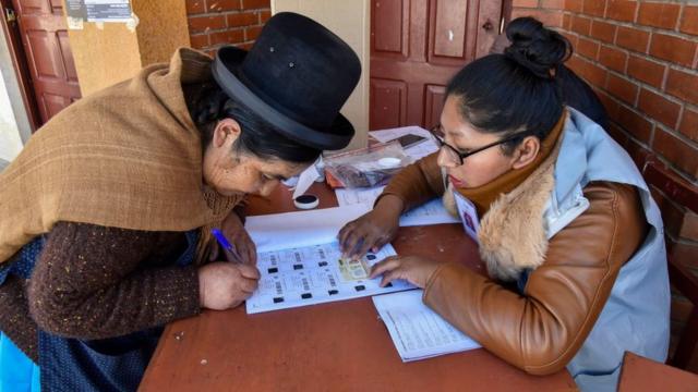 Votantes ejerciendo su derecho en Bolivia.