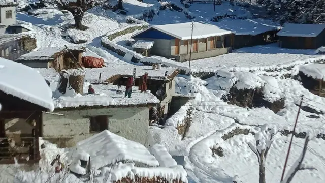 जाजरकोटको माझफल गाउँमा परेको हिउँ