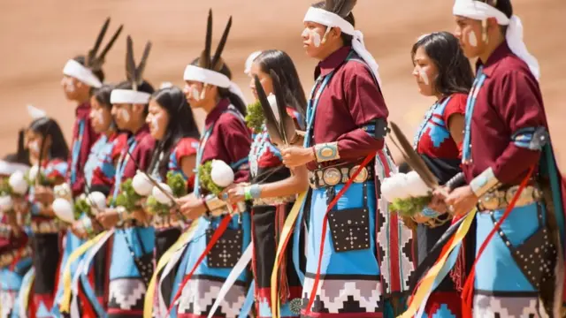 Mulheres navajo preparando-se para um baile tradicional.