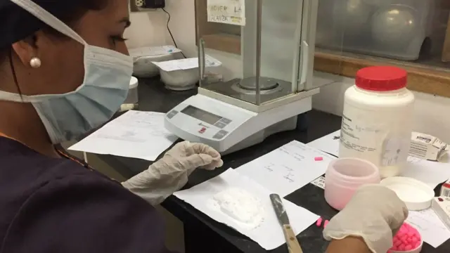 Una empleada de la Facultad de Farmacia fragmenta pastillas para ajustarlas a las dosis necesarias