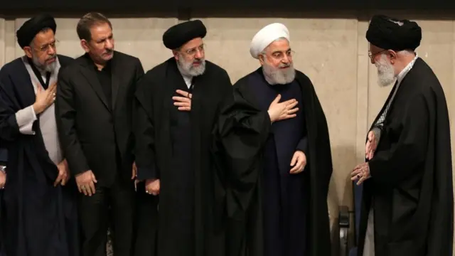 Raisi, no centro e o presidente Hassan Rouhani (segundo à esquerda) cumprimentam o aiatolá Ali Khameneicomo sacar no esportes da sorteum memorialcomo sacar no esportes da sorte2020