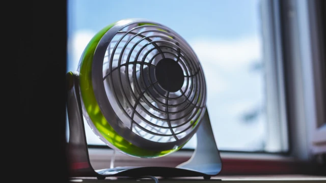 Pequeno ventilado apoiadomesa pertojanela