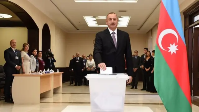 Prezident Əliyev ailəsi ilə birlikdə referenduma qatılıb