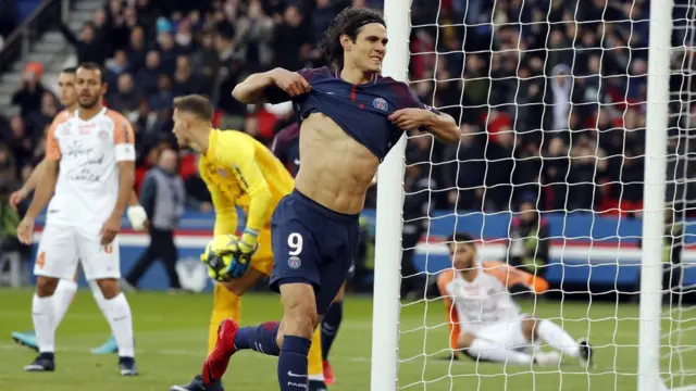 Cavani celebra su gol contra el Montpellier