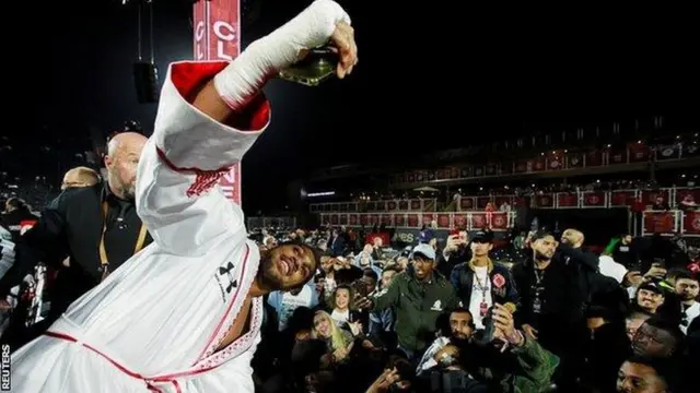 Anthony Joshua yifata 'selfie' n'abafana be nyuma yo kwisubiza imihigo y'isi