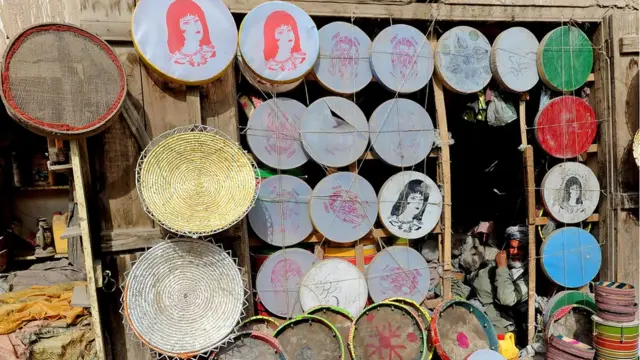 اما حالا قندهار در سکوت فرو رفته و صدای ساز و آواز شب نیشینان در ساحات گردشگری و تفریحی بخاطر ترس از شیوع کرونا طنین انداز نیست.