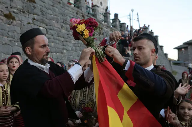 Uoči zvaničnog početka svadbe, stari svat i dever kite barjak u vidu nacionalne zastave na liji se vrh vezije bukat sveća i krst. Nakon što stari svat, koji preuzima ulogu barjaktara, po zalasku sunca postavi barjak na desnu stranu kuće i puca iz puške, svadbena ceremonija zvanično može da otpočne.