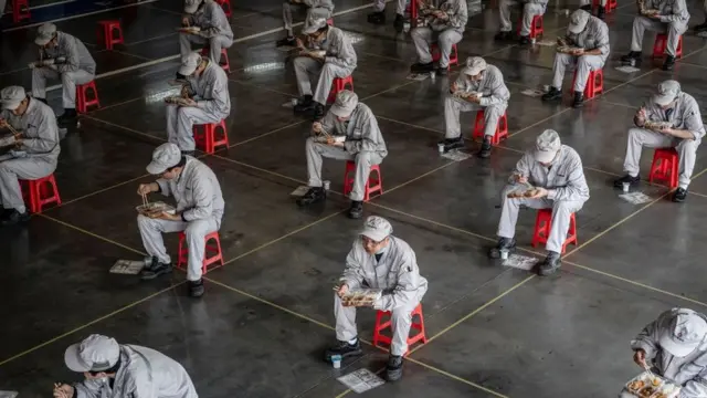 Bu fotoğraf ise Honda fabrikasında üretimin yeniden başladığı günlerde, 23 Mart'ta öğle arası sırasında çekilmişti. Ocak ayı sonunda kapanan fabrika 11 Mart'tan itibaren kademeli olarak çalışmaya başlamıştı.