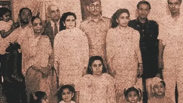 कर्नल एहसान क़ादिर अपनी पत्नी और परिवार के साथ