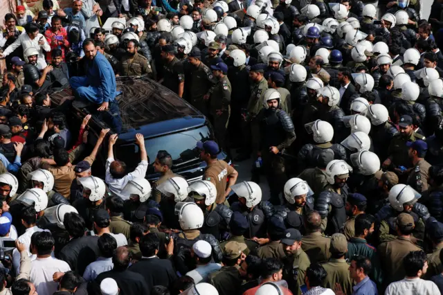 इमरान ख़ान को ले जा रही पुलिस की गाड़ी को उनके समर्थकों ने घेर लिया है