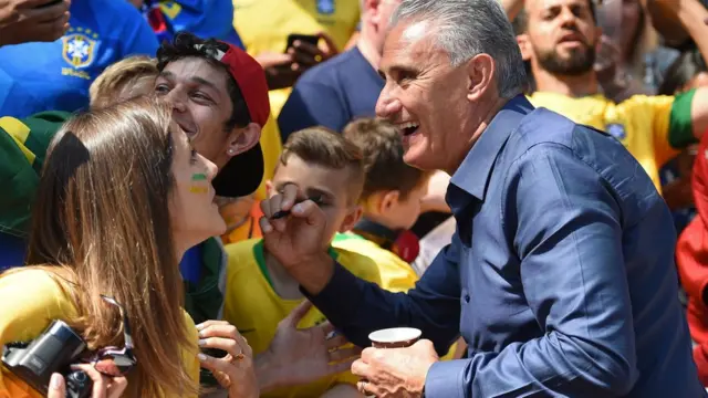 Tite con los aficionados