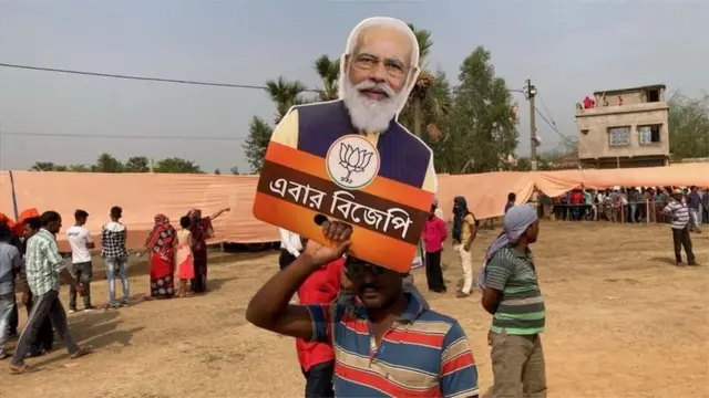 જાહેર સ્થળોએ ન યોગીનો પહેરવેશ બદલાય છે, ન ઓવૈસીનો.