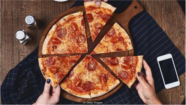 两片披萨含有约10克饱和脂肪，是女性每日建议摄入量的一半，是男性每日建议摄入量的三分之一。