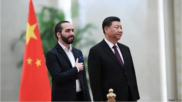 अल साल्वाडोर के राष्ट्रपति नायिब बुकेले अपने चीनी समकक्ष शी जिनपिंग के साथ