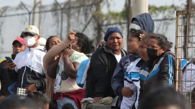 Familiares de presos en el el Penal del Litoral