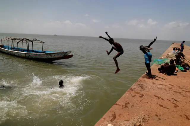 A ranar Talata, wasu yara suna nishadi a wani kogi a garin Jufureh.