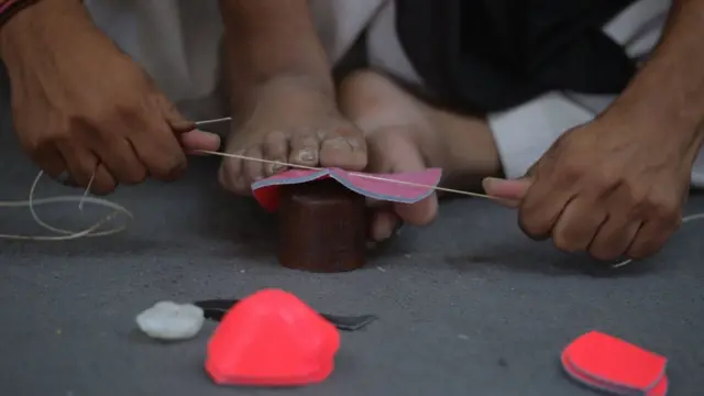 پاکستان میں گلابی گیند کی تیاری