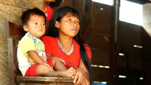 Mujer y niño embera