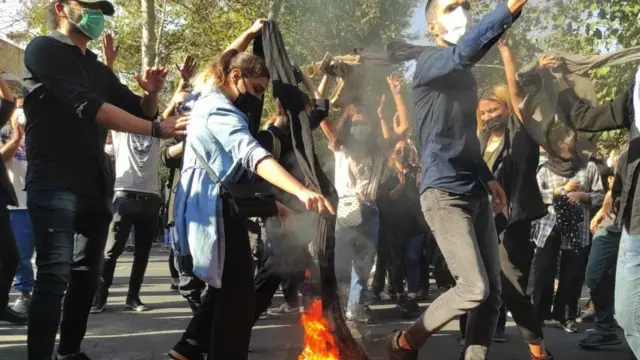 Homens e mulheres jovens dançam durante um protesto nas ruasos dez últimos resultados da quinaTeerãos dez últimos resultados da quina1ºos dez últimos resultados da quinaoutubro