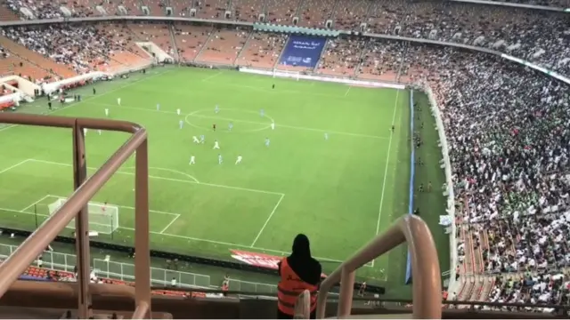 Sarah Algashgari ilk kez bir futbol maçını stadyumdan izlerken