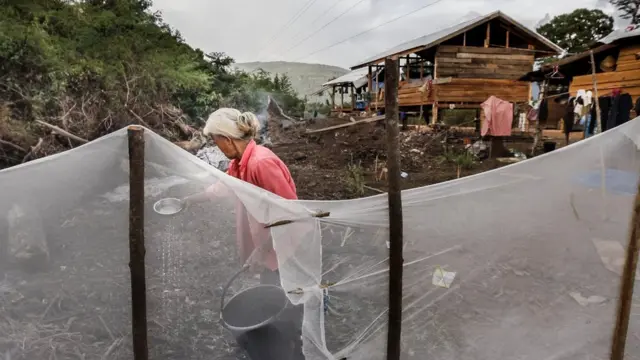 ผู้ประสบภัยชาวลาวปลูกผัก