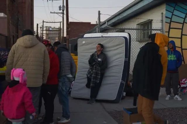 Migrantes passam o dia na rua enquanto os abrigos estão superlotadosroleta estrategia james bondEl Paso, Texas,roleta estrategia james bond21roleta estrategia james bonddezembroroleta estrategia james bond2022