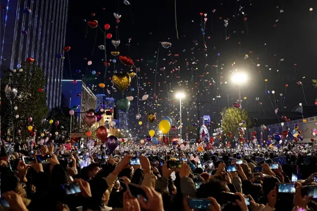 บรรยากาศคึกคักในเมืองอู่ฮั่น ชาวเมืองหลายพันคนรวมตัวกันในใจกลางเมืองเฉลิมฉลองด้วยการปล่อยลูกบอลลูนขึ้นสู่ท้องฟ้า