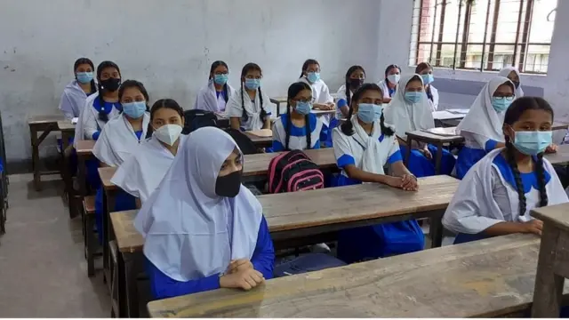 শ্রেণিকক্ষে উপস্থিত হয়ে পাঠদানে অংশ নিয়েছেন শিক্ষার্থীরা