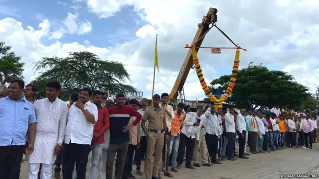 मुख्यमंत्र्यांना पाहण्यासाठी जमलेली गर्दी