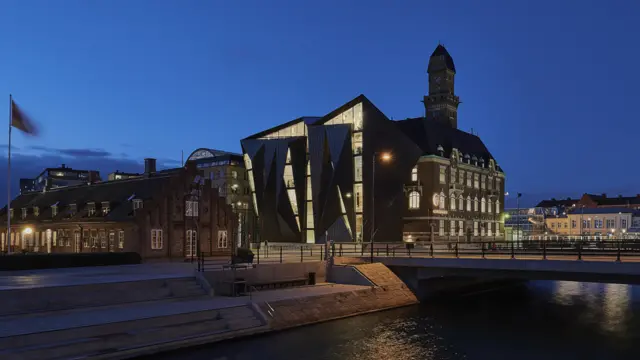 Всемирный морской университет