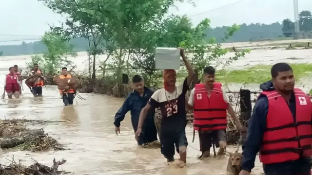 कञ्चनपुरमा डुबान पीडितलाई सुरक्षित स्थलमा सार्दै सुरक्षाकर्मी