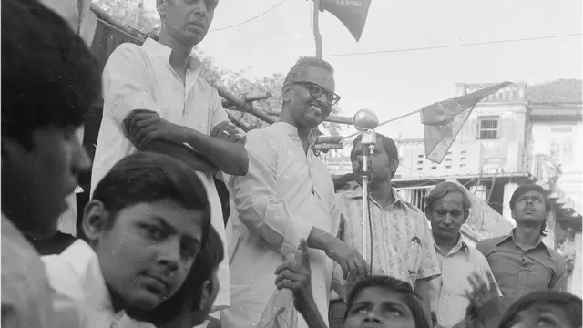 ગુજરાત વિધાનસભાની ચૂંટણી માટે જનસંઘના ઉમેદવાર વસંત ગજેન્દ્ર ગડકર ખાડીયામાં જાહેર સભા સંબોધી રહ્યા છે