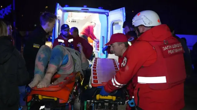 Порятунок постраждалих внаслідок російського обстрілу в Одесі у ніч проти 6 квітня 2026 року