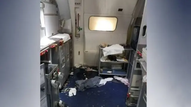 Objetos espalhados após passageiro tentar abrir porta de avião