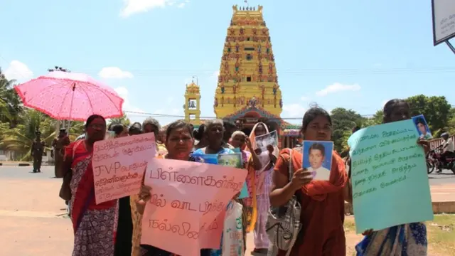 දිවයිනේ වැඩිම පිරිසක් අතුරුදහන් වී ඇත්තේ යුද්ධය හේතුවෙන් බව පැහැදිළි කළ උද්ඝෝෂකයෝ ඉන් වැඩිම පිරිසක් අයත් වන්නේ කිළිනොච්චි සහ මුලතිවු පළාත්වලට බවයි පෙන්වා දුන්නේ.