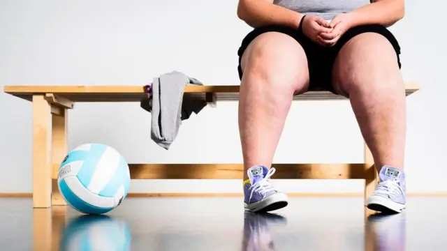 Повна людина в спортзалі