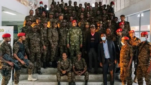ቀዳማይ ሚኒስተር ኣብዪ ኣሕመድ ትማሊ ሰንበት፡ ወታሃደራዊ ክዳን ለቢሱ ናብ ከተማ መቐለ ብምእታው፤ ንላዕለዎት ኣዘዝቲ ሰራዊት ኢትዮጵያ ኣኼባ ከምዝገበረሎም መንግስታዊ ማዕከናት ዜና ኣቃሊሐን ነይረን