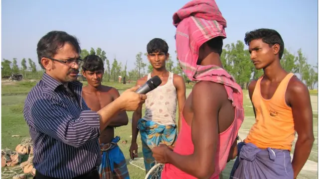 তৃণমূলে বিবিসি: সাইক্লোন সিডরের পর নিঝুম দ্বীপে খবর সংগ্রহ করছেন শাকিল আনোয়ার, ২০০৭।