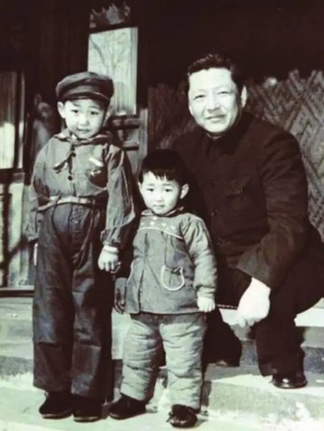 شی جن پنگ اپنے والد کے ساتھ