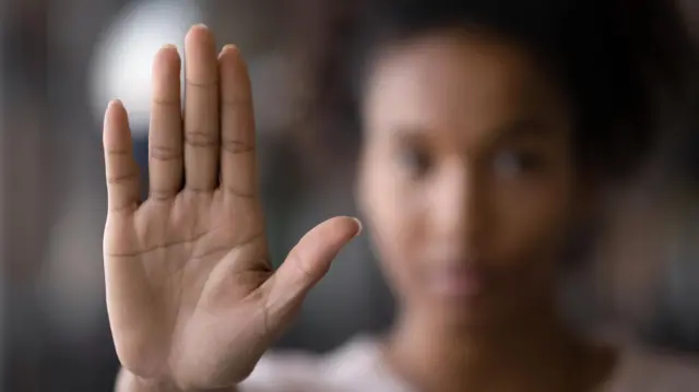 "அடிமைகள் போன்று நடத்தினர், பாலியல் தொல்லை அளித்தனர்" - ஓமனில் வீட்டு வேலை செய்யும் பெண்களின் கண்ணீர் கதை