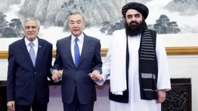 درې توافق کړی، چې د چین او پاکستان اقتصادي دهلېز به تر افغانستان پورې غځول کېږي.